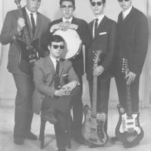 Los Nijar 1962(?) Con los instrumentos recién comprados en Guillermo Lluquet ( Valencia). Por la izquierda:Yo, Ramón, Narciso, mi primo Andrés y sentado Rodolfo.... ¡Vaya pintas!112.jpg