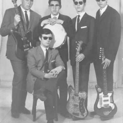 Los Nijar 1962(?) Con los instrumentos recién comprados en Guillermo Lluquet ( Valencia). Por la izquierda:Yo, Ramón, Narciso, mi primo Andrés y sentado Rodolfo.... ¡Vaya pintas!112.jpg